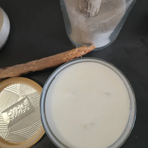 Yankee Candle Sparkling Snow - Gold Lid with Blue Design - Picture 3 of 3